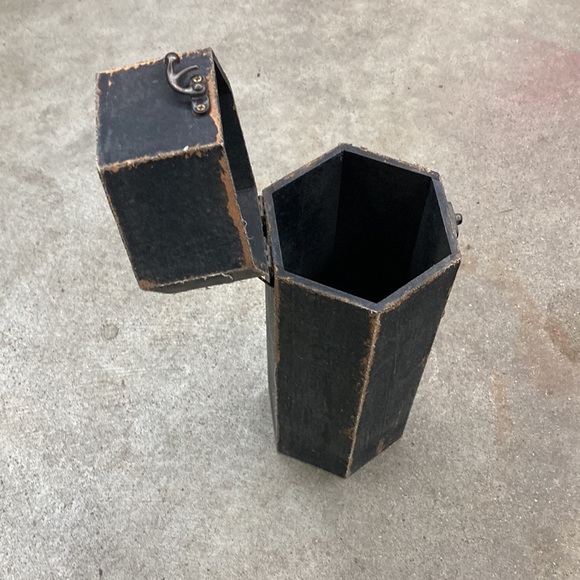 Distressed Decor - Picture 4 of 7